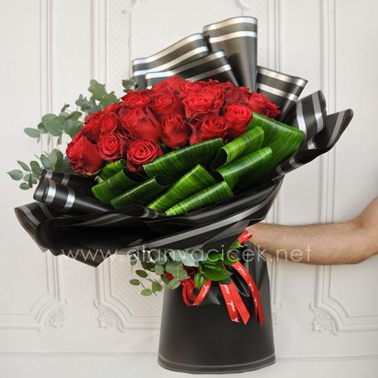 Букет из 17 красных роз Resim 2