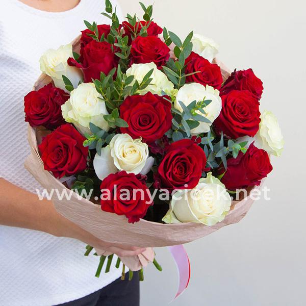 21 белая и красная роза Resim 1