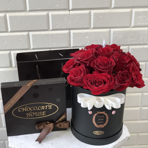  Заказ цветов в Алании 15 роз и шоколадные конфеты в коробке