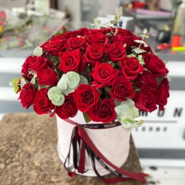 Доставка цветов в Алании 35 роз в белой коробке