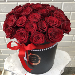  Заказ цветов в Алании 25 роз в цилиндрической коробке